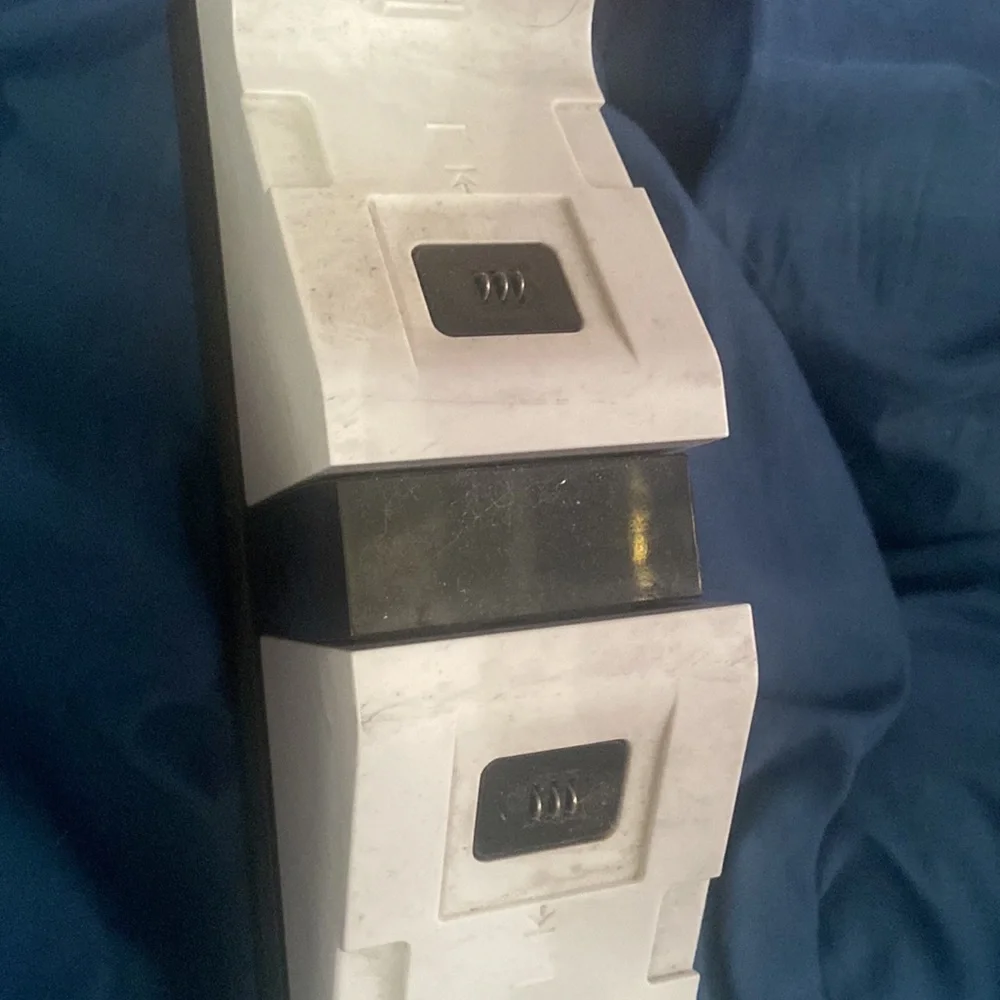 Xbox one controller charger (fits 2) color white and black